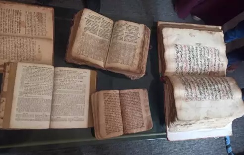 آثار تعز تتسلم 5 مخطوطات يزيد عمرها عن 800 سنة 