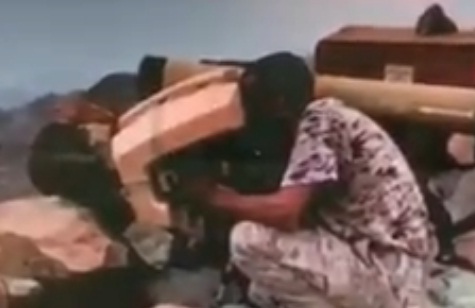 شاهد بالفيديو...تدمير عربة محملة بالحوثيين بصاروخ حديث في مارب