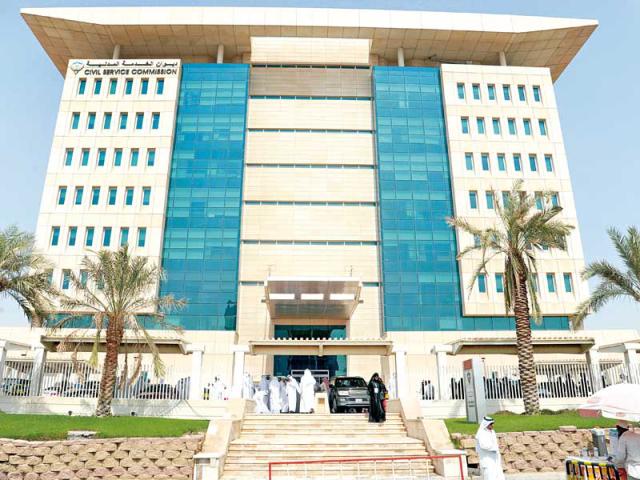 دولة خليجية تحدد شرط تعيين وافدين في منصب مستشارين