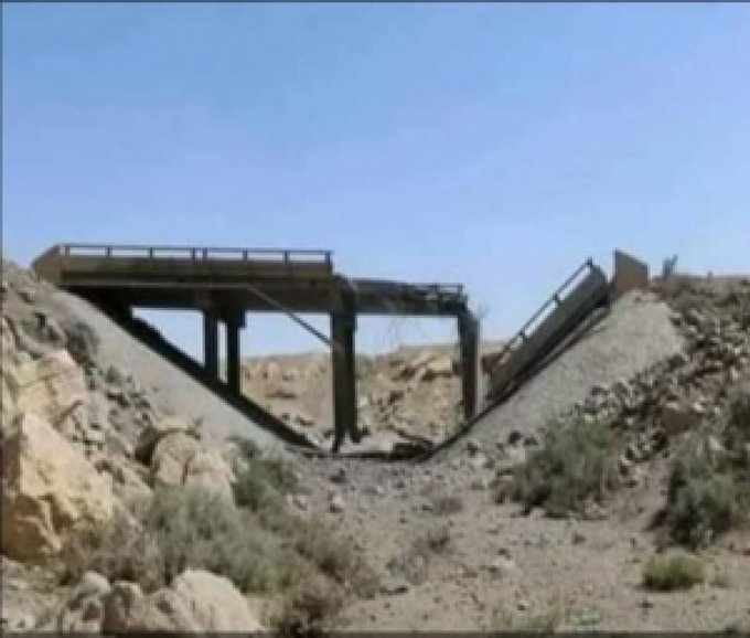 مليشيا الحوثي تفجر أكبر الجسور الرابطة بين صنعاء وعدن.. (صور)
