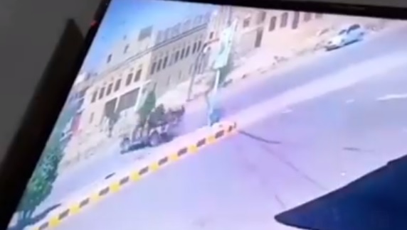 شاهد بالفيديو.. مركبة حوثية محملة بالمسلحين كانت في طريقها إلى مأرب تتعرض لحادث مروري مروع