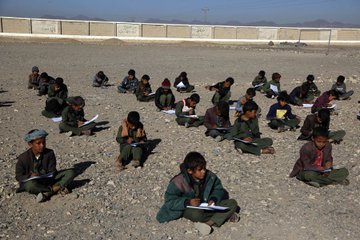 تلاميذ اليمن يدرسون في العراء وسط برد الشتاء القارس