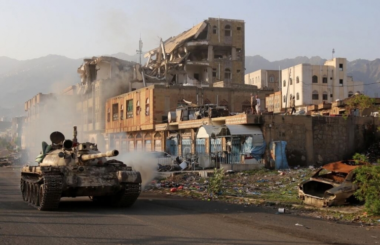 حرب شوارع ومواجهات طاحنة في القصر الجمهوري بتعز والمليشيات تستهدف مستشفى الثورة
