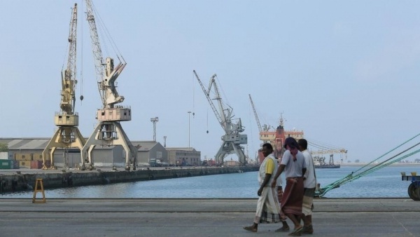 الحوثيون يقرون العمل بمدة العزل على السفن والنواقل في مينائي الحديدة والصليف