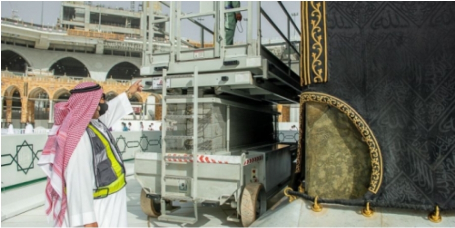 السعودية تبدأ أعمال صيانة كسوة الكعبة استعدادًا لشهر رمضان (صور)