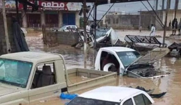 أمطار غزيرة تغرق عدة منازل وتجرف طقمين حوثيين في الجوف (صور+فيديو)