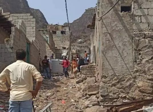 إلقاء قنبلة صوتية على عمال كهرباء عدن أثناء مهمة رسمية