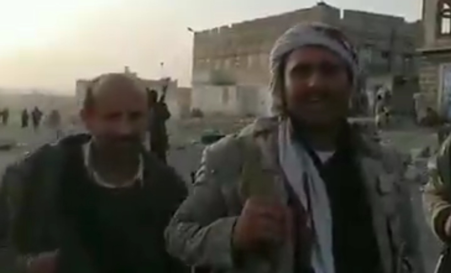 نائب قائد مقاومة آل حميقان: عدنا مرفوعي الرأس شامخين والمعركة مستمرة وشكرا للعمالقة وقوات التحالف (فيديو)