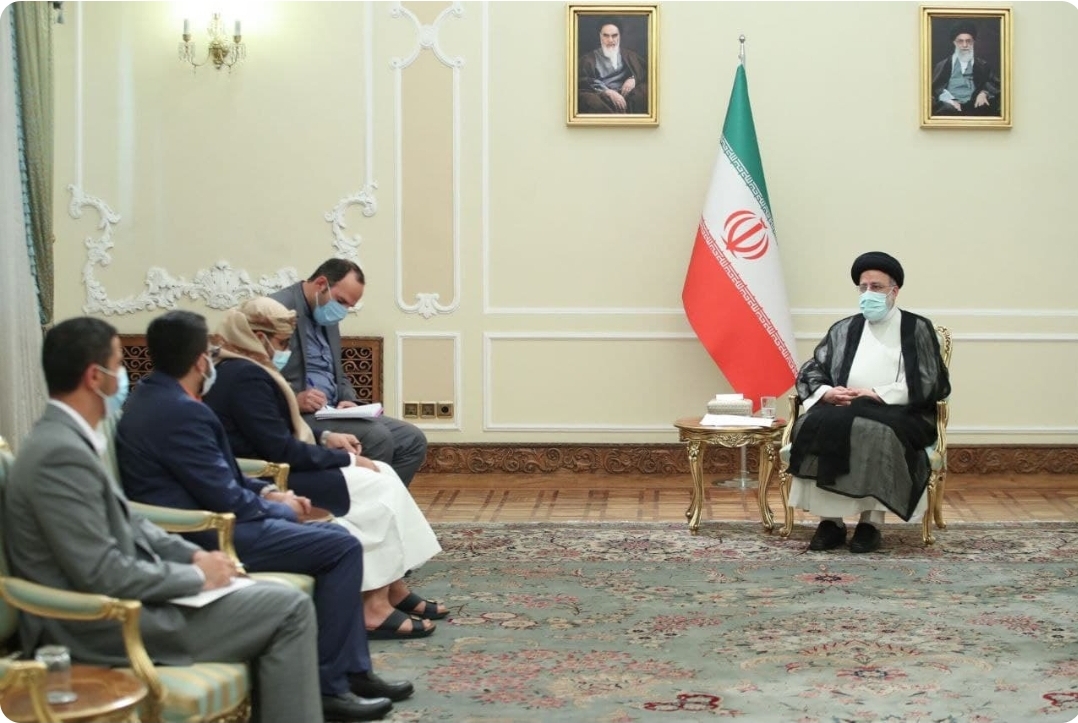 الرئيس الإيراني الجديد إبراهيم رئيسي يبدأ مهامه بلقاء هذا القيادي الحوثي