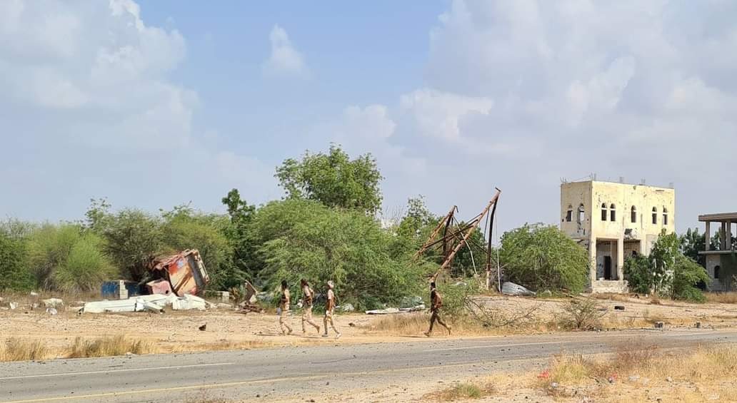 شاهد بالفيديو.. لحظة تمشيط جيوب عناصر ميليشيا الحوثي في حرض