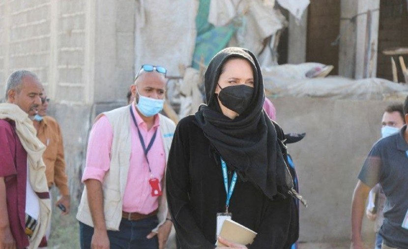 شاهد.. أول فيديو للممثلة الامريكية انجلينا جولي من داخل مخيم في عدن 