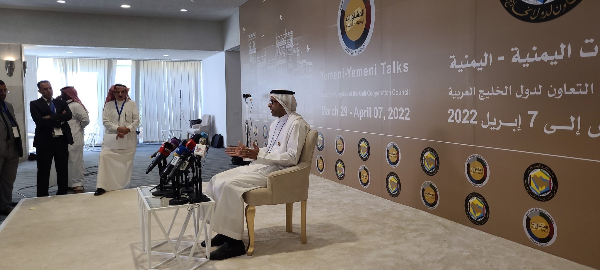المنيخر: المشاركون في مشاورات الرياض لم يأتوا لمناقشة أي "أمر عسكري" وجاهزون للتدخل التنموي في اليمن حال وصولهم إلى السلام