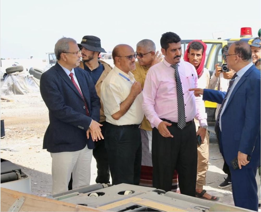 وزير النقل يزور مطار عدن ويوجة بتنفيذ مشروع البوابه الالكترونيه وترميم مدرج الهبوط والاقلاع
