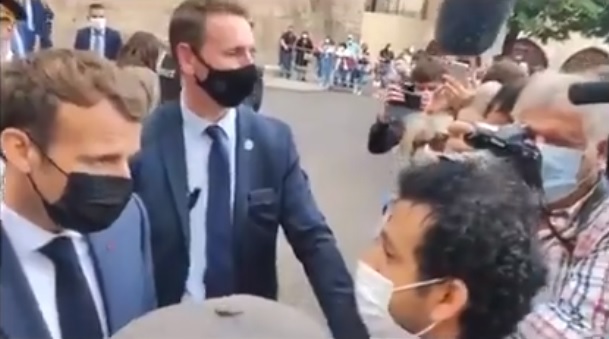 شاهد بالفيديو...شاب يمني يستوقف الرئيس الفرنسي ويوجه له طلبا وهكذا رد عليه ماكرون