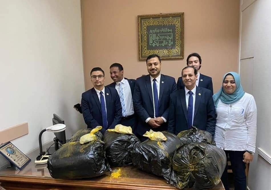 جمارك مطار القاهرة تحبط عملية تهريب قام بها يمني (صور)