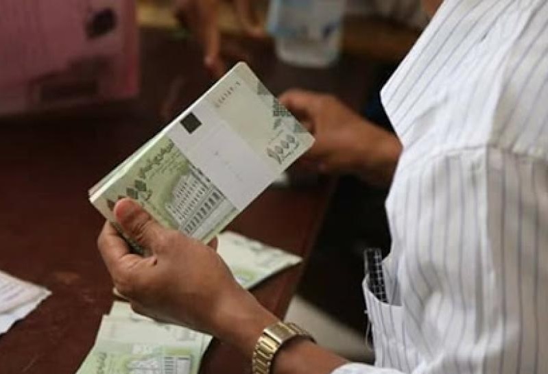 أموال يمنية مطبوعة حديثا تصل إلى ميناء عدن
