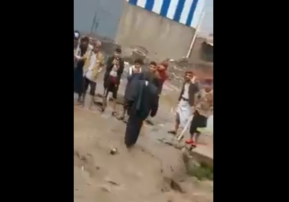 شاهد بالفيديو..السيل يجرف مدرسا وسط اليمن
