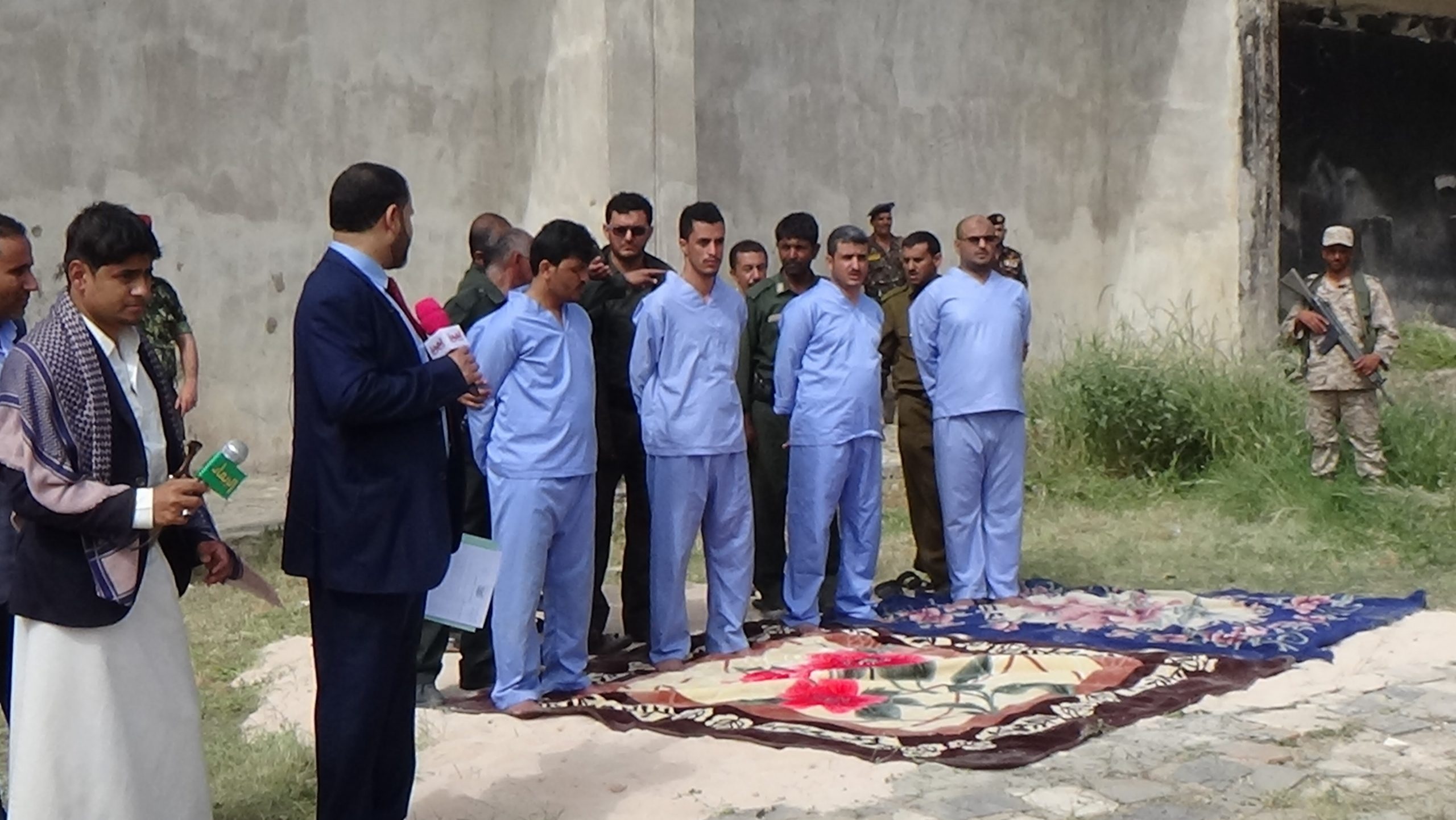 شاهد بالفيديو..لحظة إعدام قتلة الشاب عبدالله الاغبري 