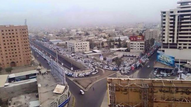 مسؤول في الشرعية يكشف "السبب الأول" في أزمة المشتقات والسيولة في صنعاء
