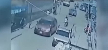 بالفيديو...خطف طفل من بين ذراعي أمه في وضح النهار