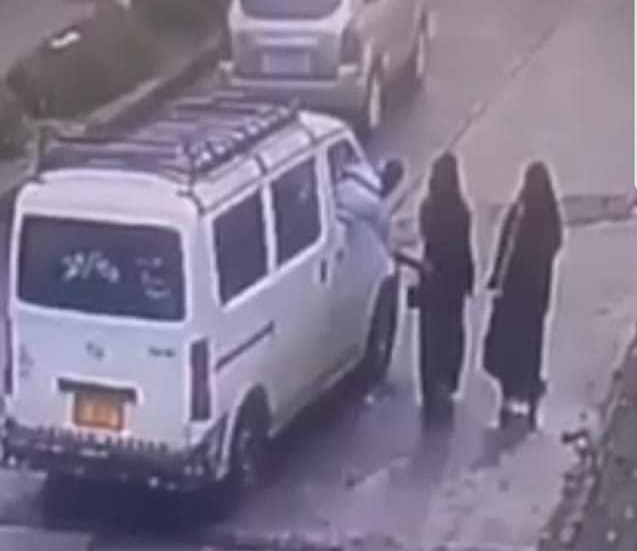 شاهد بالفيديو..واقعة تحرش في وضح النهار وسط اليمن 
