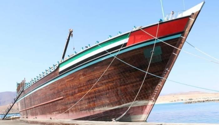 أكبر باخرة اماراتية "خشبية" في العالم تصل اليمن في أولى رحلاتها