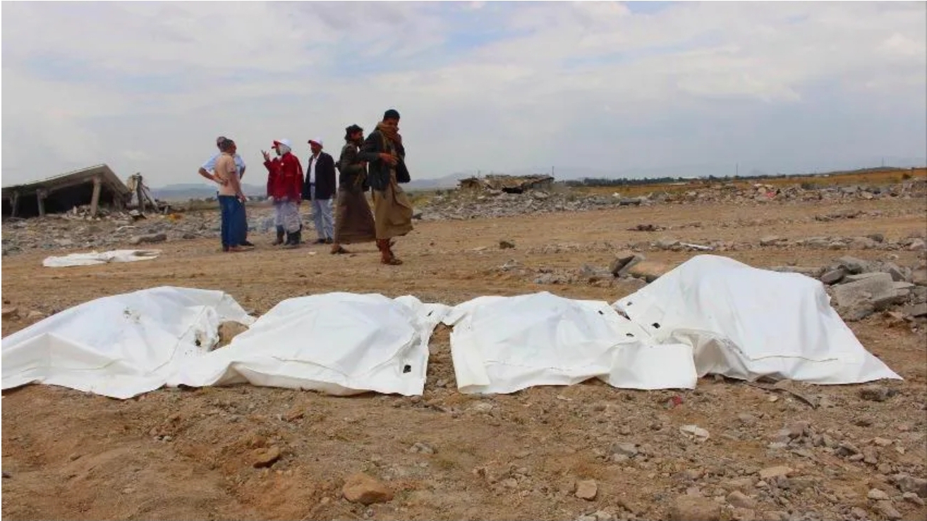 وسطاء محليون ينتشلون 25 جثة لقتلى من القوات الحكومية والحوثيين في 3 محافظات