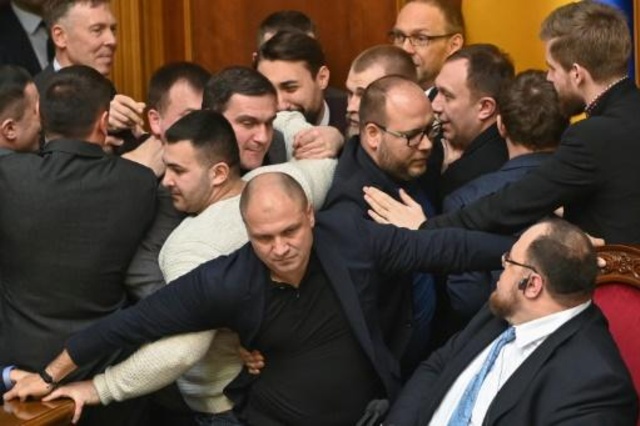 عراك في برلمان اوكرانيا...ونائب الرئيس: دافعوا عن قضيتكم بالنقاش وليس بالقفز مثل القرود! (فيديو)