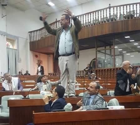 هددوه بكسر رأسه.. برلمان الحوثي يخرج النائب أحمد سيف حاشد بالقوة من قاعة البرلمان.. السبب!