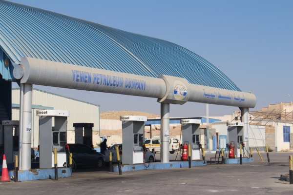 وزير النفط يوجه بإلغاء الزيادة على المشتقات النفطية بحضرموت.. ويصفها بالعشوائية