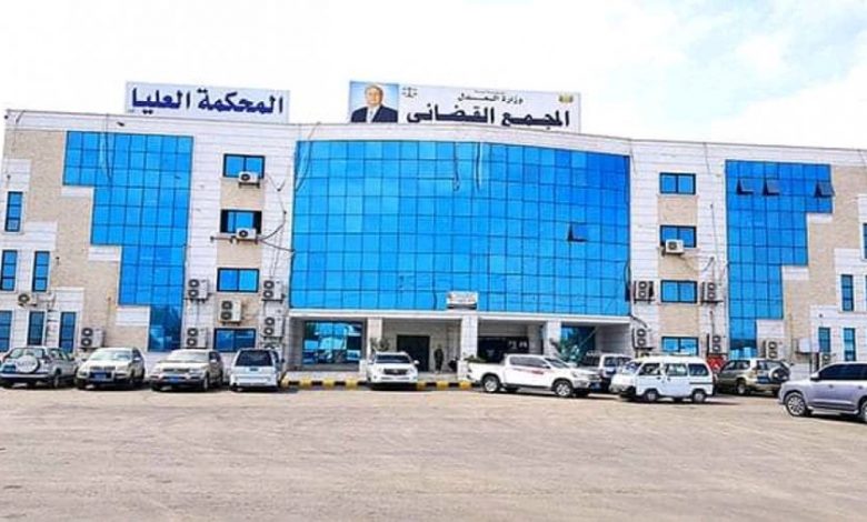 عقب رفضهم الاستجابة للإضراب.. “المجلس الانتقالي” يغلق المجمع القضائي بعدن جنوبي اليمن