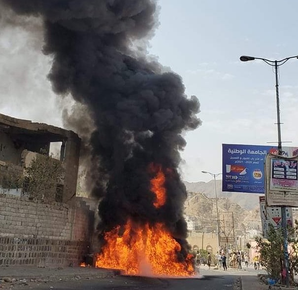 قذيفة حوثية تتسبب في اشتعال النيران بمحطة لبيع المشتقات النفطية في تعز 