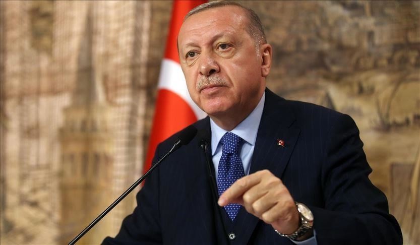 يرافقه في كل مكان...ما سر دفتر أردوغان "الأسود"؟ (صورة)