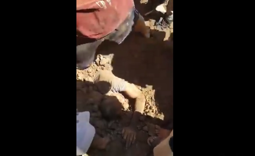 بالفيديو...نجاة عاملان يمنيان من موت محقق 