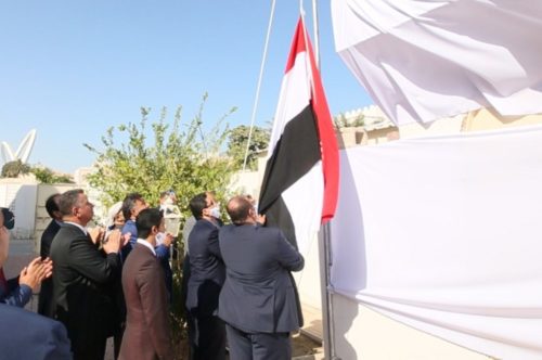 شاهد.. بن مبارك يرفع علم الجمهورية اليمنية على مبنى السفارة في الدوحة