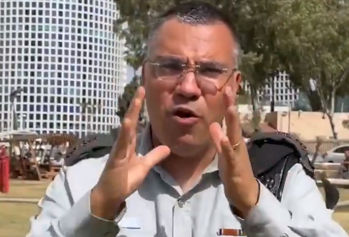 متحدث الجيش الاسرائيلي يسخر من كذبة إيرانية ويستشهد باليمن (فيديو)