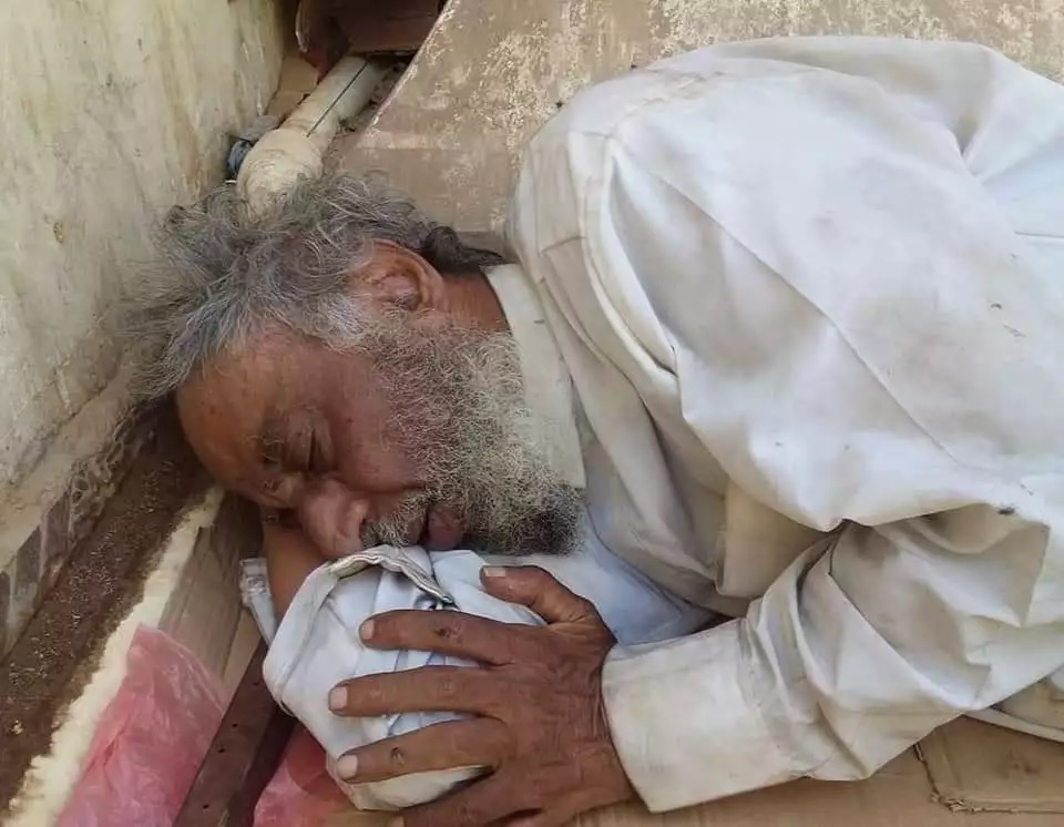 مسن يمني رحلته السعودية تائه في الوديعة..وجاري البحث عن أسرته (تفاصيل محزنة)