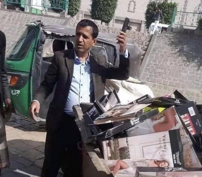 الحوثيون يشنون غزوات على ملصقات دعائية بحجة أنها "خادشة للحياء" (وثيقة)