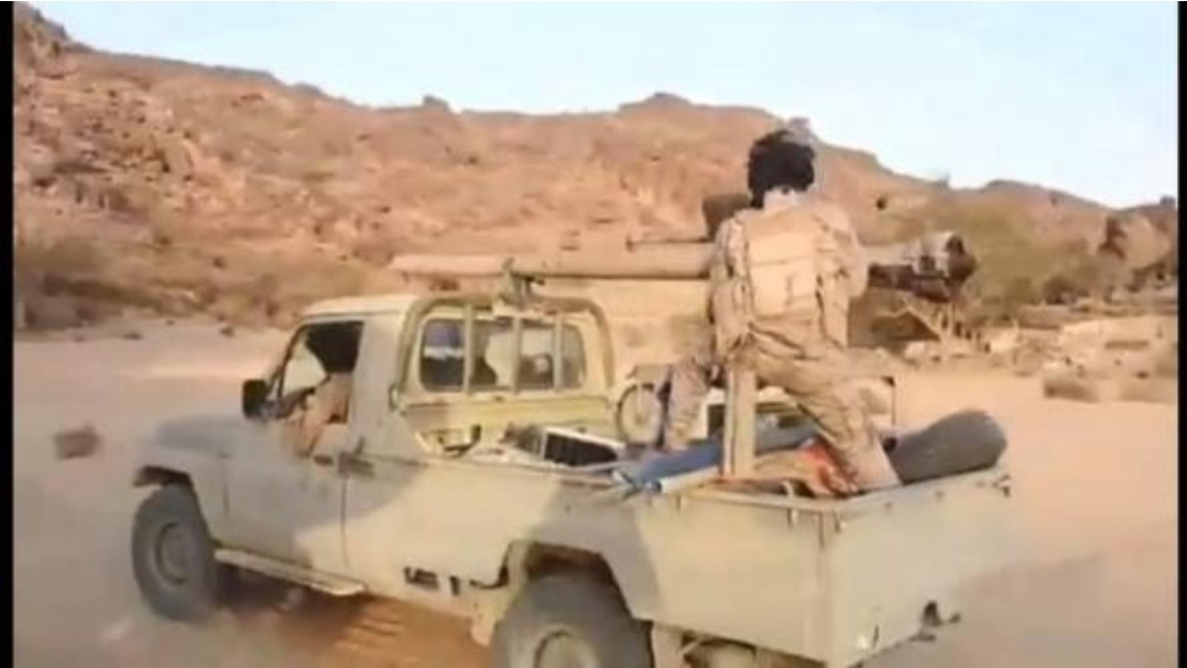 معارك البيضاء تقترب من مركزها وتقطع أنفاس الحوثيين وقادة الجماعة يبدأون إجلاء عائلاتهم من المدينة وينهبون بنوكها .