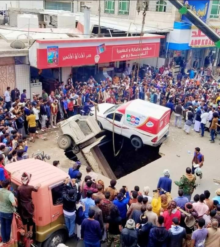 إنهيار أرضي في صنعاء يبتلع مركبات ويكشف أنفاق حوثية (فيديو)
