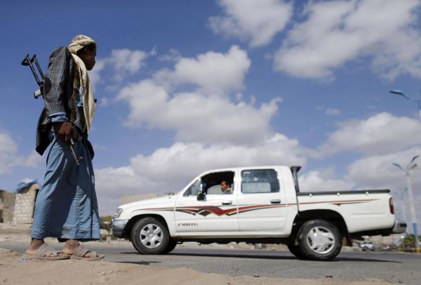 مليشيا الحوثي تختطف سائقي باصات ومركبات في نقاط تربط ثلاث محافظات