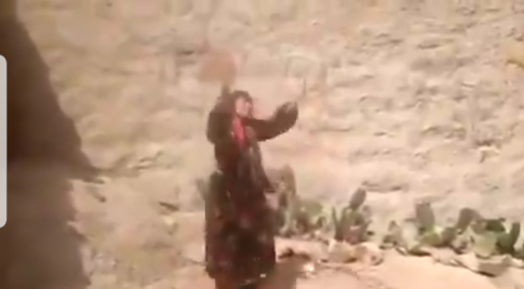 بالفيديو...امرأة تفقد صوابها وتصرخ بطول صوتها بعد مقتل ابنها العاشر بلغم حوثي