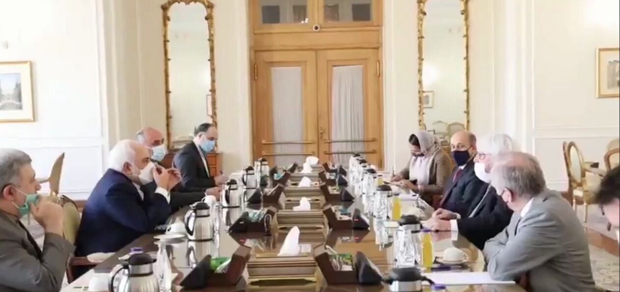 ظريف خلال لقاء غريفيث: السلام في اليمن مرهون بهذا الأمر (تفاصيل)