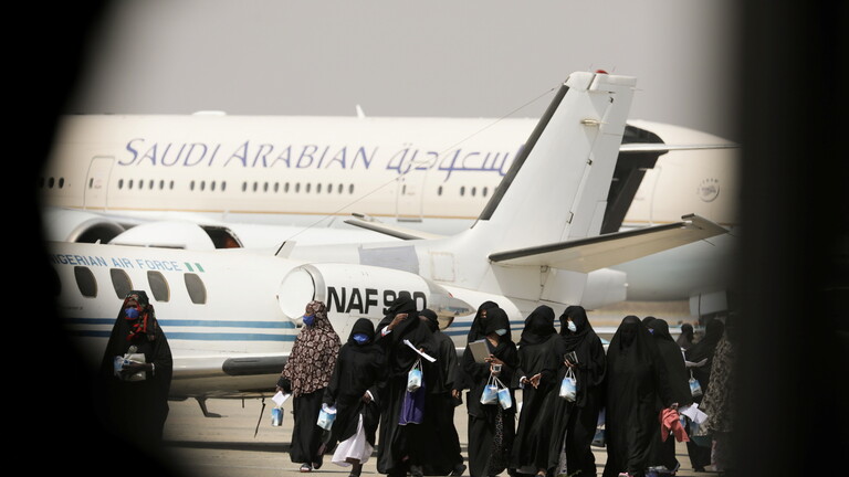 السعودية تتحدث عن "خطوة استباقية" منعت انتشار كورونا بين المسلمين حول العالم