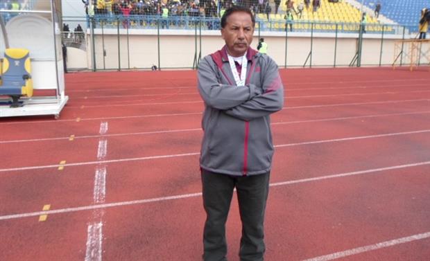 مدرب المنتخب الوطني يلوح بالاستقالة بسبب مساعده