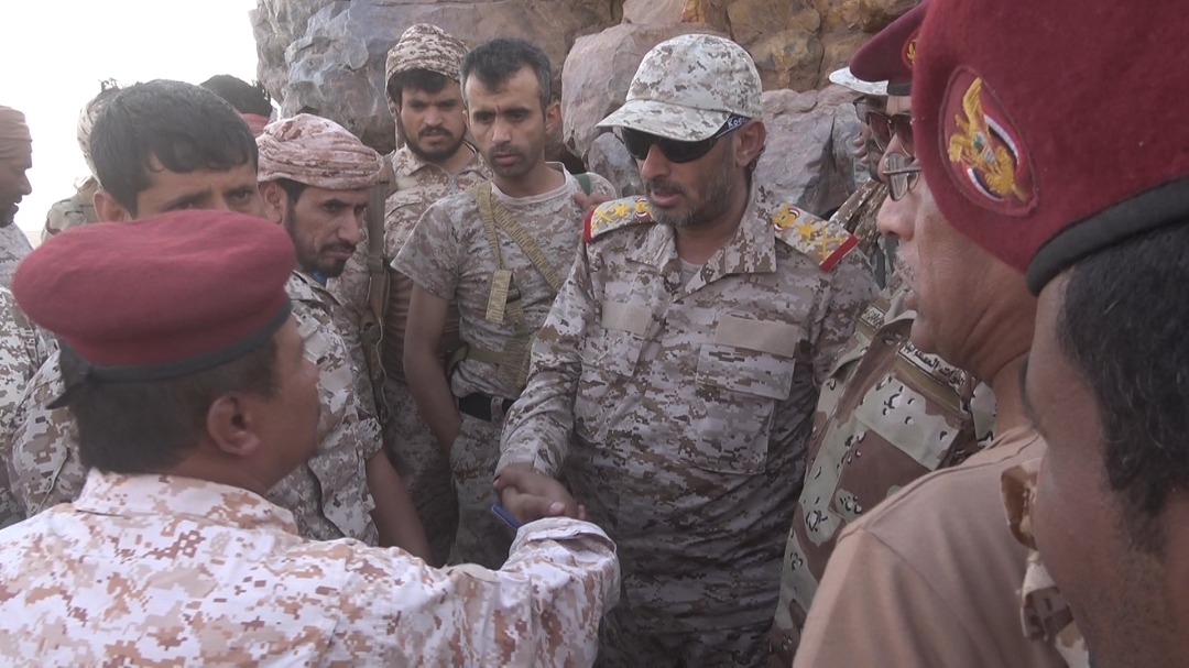 رئيس هيئة الأركان يتفقد أبطال الجيش في الجوف ويشيد بانتصاراتهم