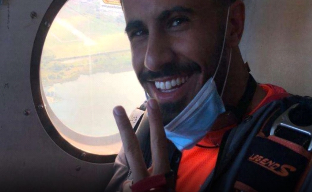 يمني سرح من الجيش ولجأ إلى سويسرا يحطم الرقم القياسي بالقفز المظلي من ارتفاع أربعة آلاف متر