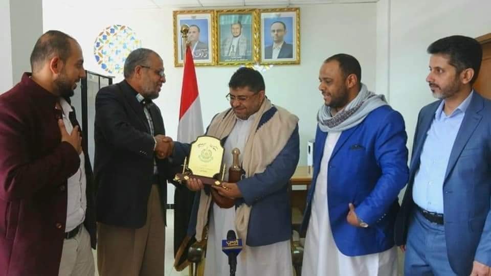 سياسيون وفنانون يمنيون يفتحون النار على حماس بعد تكريمها الحوثي ويطالبون باعتذار رسمي