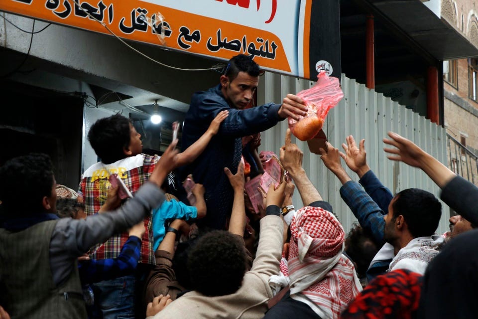 مجلة فوربس: أكبر شركة يمنية تلتف على الحصار الروسي لإطعام الأشخاص الأكثر جوعاً [ترجمة خاصة]