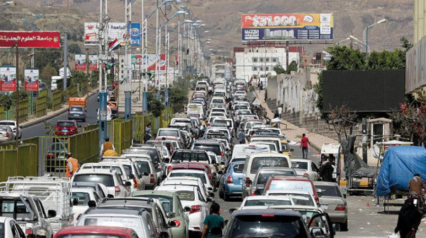 أزمة الوقود تزداد حدتها في صنعاء والمليشيا تتاجر بمعاناة السكان
